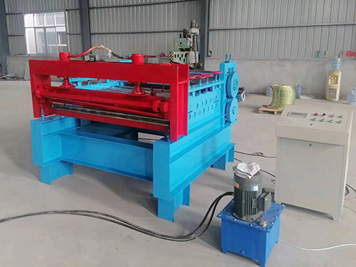 山东铁板压花机